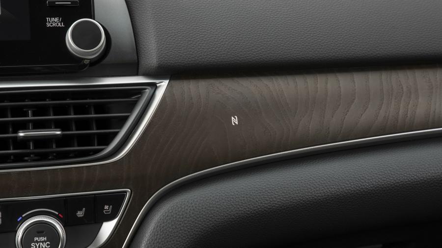Панель приборов Honda Accord Touring Hybrid 2017 года  (NA) (фото 96 из 170)